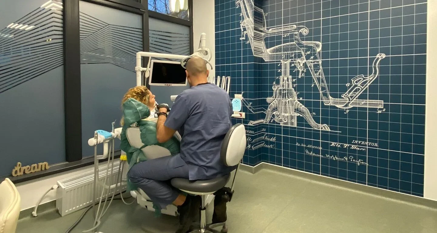 Medic examinează o radiografie în cabinetul LifeDent