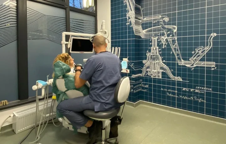 Medic examinează o radiografie în cabinetul LifeDent