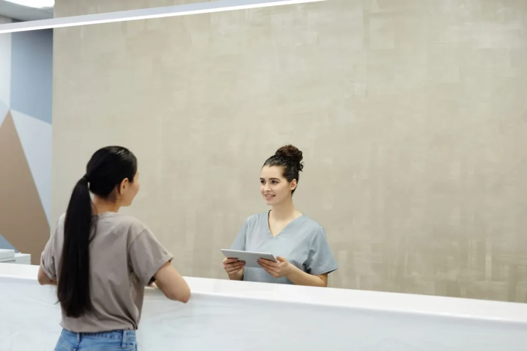 Recepționeră cu tabletă într-o clinică
