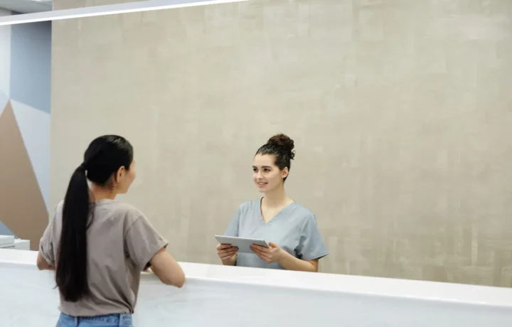Recepționeră cu tabletă într-o clinică